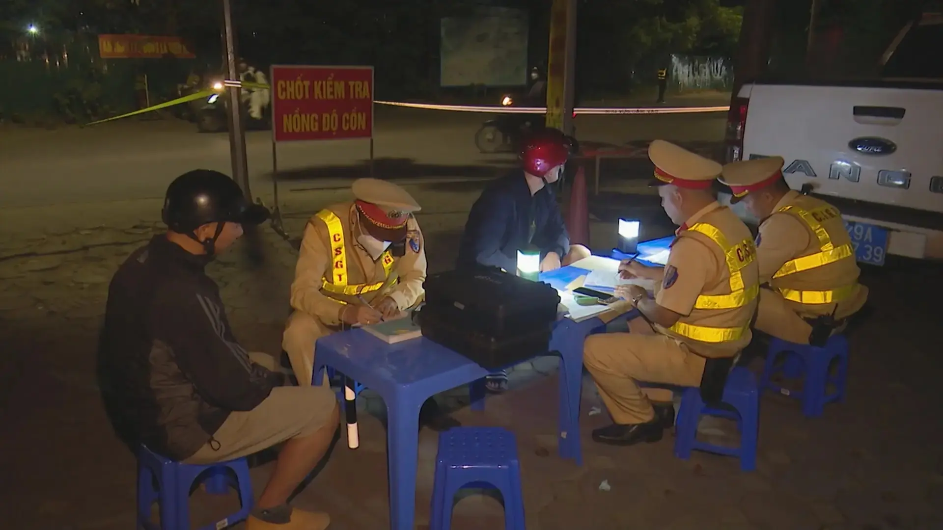 Xử lý 110 trường hợp vi phạm giao thông trong đêm Giao thừa